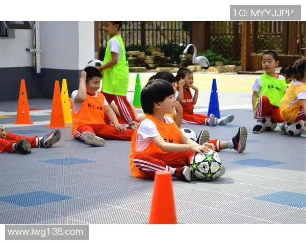 宝宝快乐踢足球培养运动兴趣助力健康成长的亲子活动